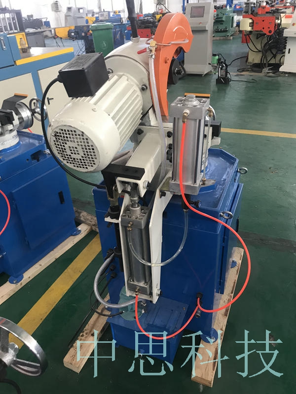 手動(dòng)切管機(jī)的檔尺是角度45-90-45，調(diào)整起來會(huì)更加方便