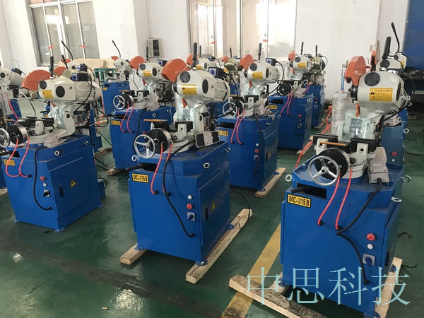 具有氣動切管機特大容量之貯油桶，確保鋸片壽命，切面平整。